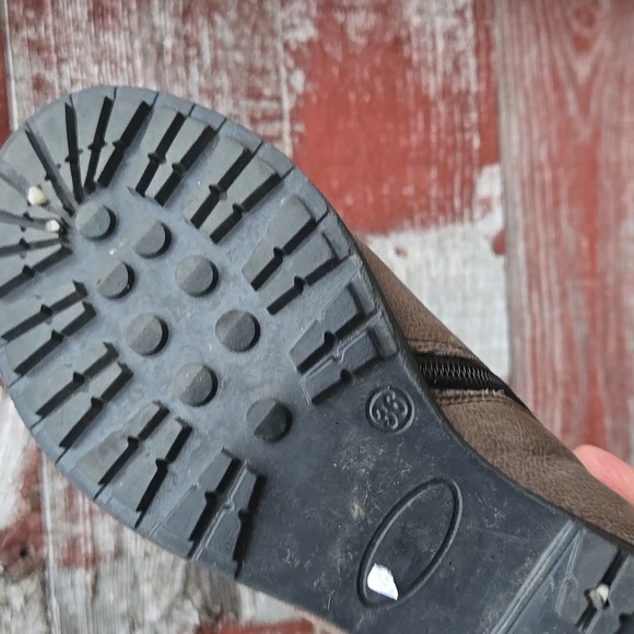 Stylish Tan Mjus Boots with Black Accents - Picture 8 of 9